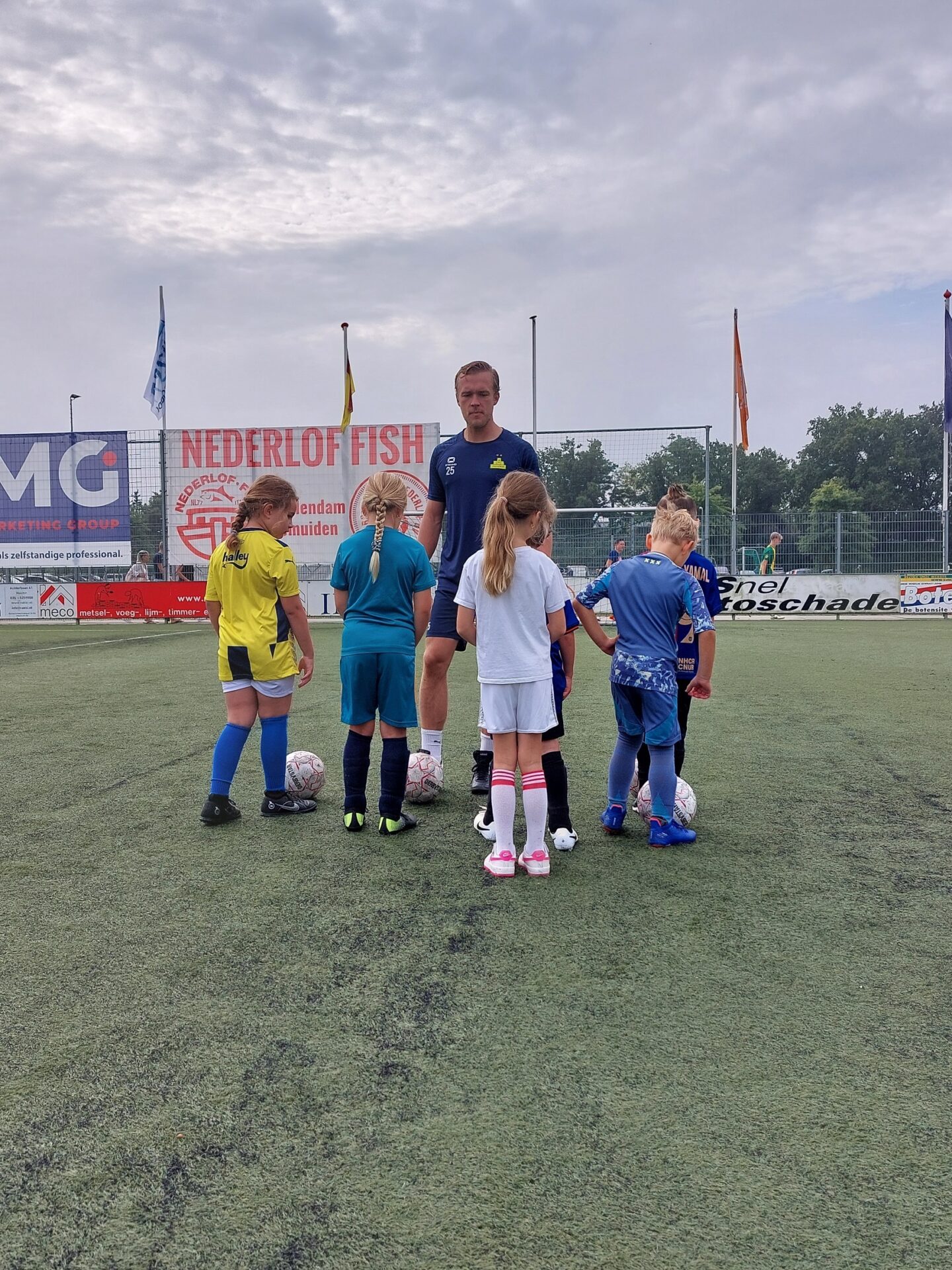 Children ready for the kick-off of the foundation childcare houses champions league  