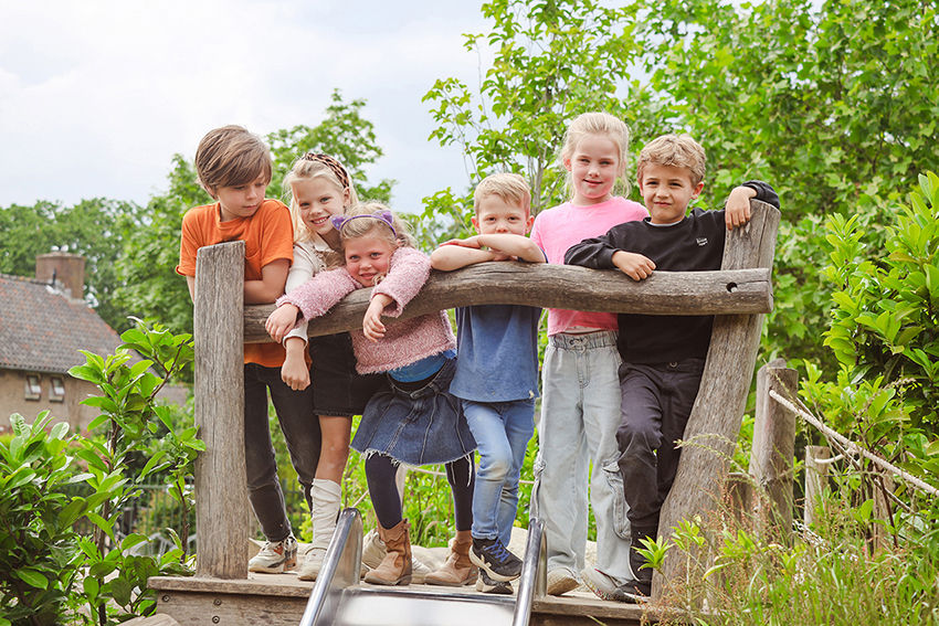 Kinderen van BSO de brug die op een glijbaan staan bij SKH stichting kinderopvang huizen 