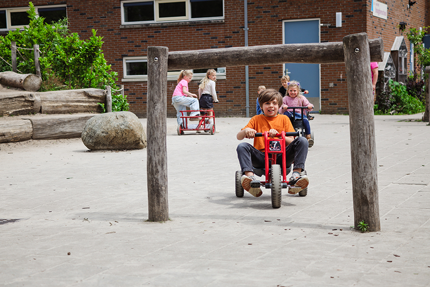 kinderen van bso de brug die op het schoolpijn aan het racen zijn bij SKH kinderopvang huizen 