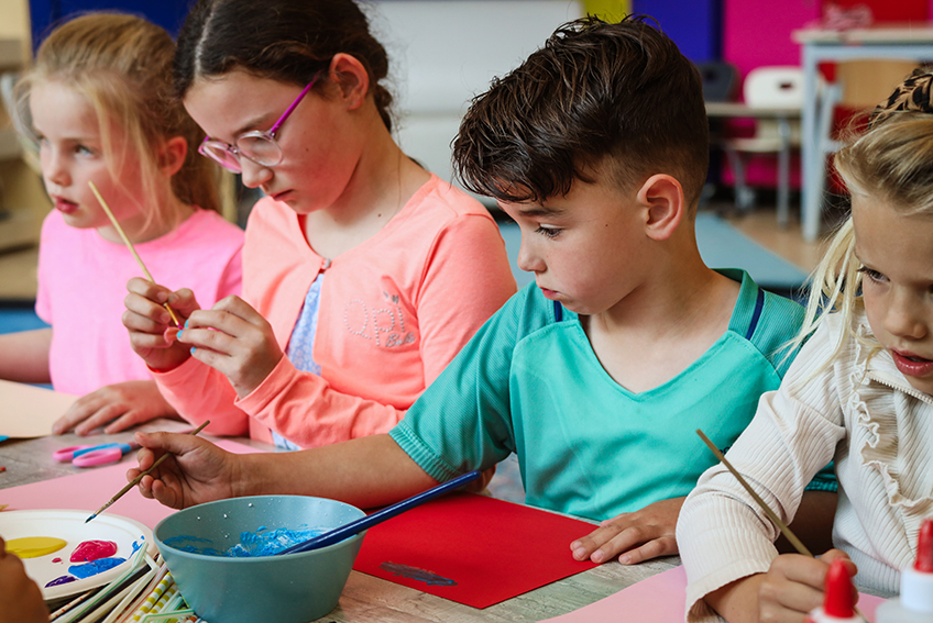 Kinderen van SKH die aan het knutselen zijn op bso de brug 