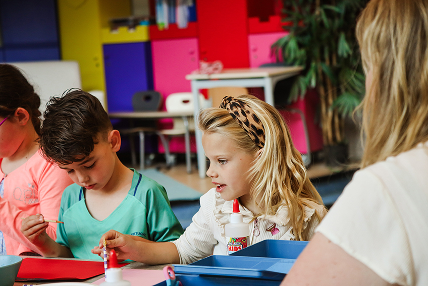 Kinderen van BSO de burg die aan het knutselen zijn bij Kinderopvang huizen SKH