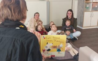 Voorleesmoment op de peuteropvang van SKH stichting kinderopvang huizen.