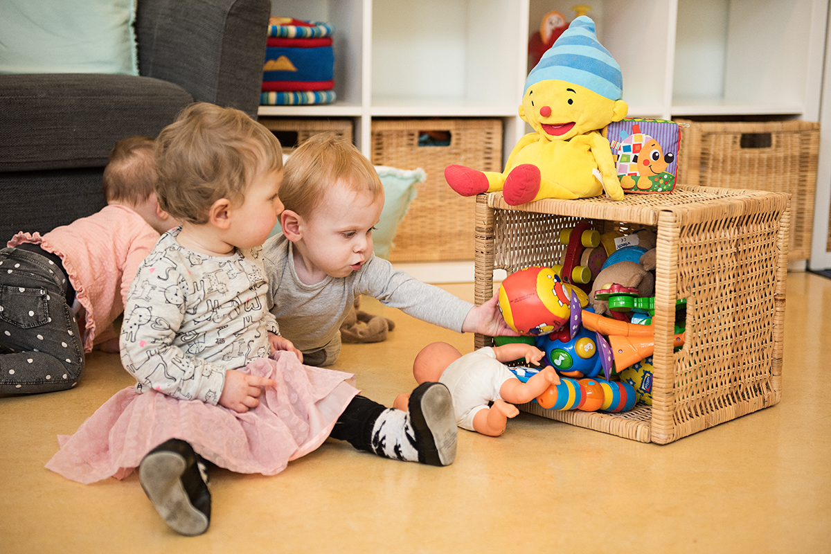 peuters aan het spelen met speelmateriaal en Uk en Puk bij SKH kinderopvang huizen