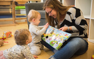 kinderen die ontdekken en leren met medewerkers op de peuteropvang van SKH kinderopvang huizen