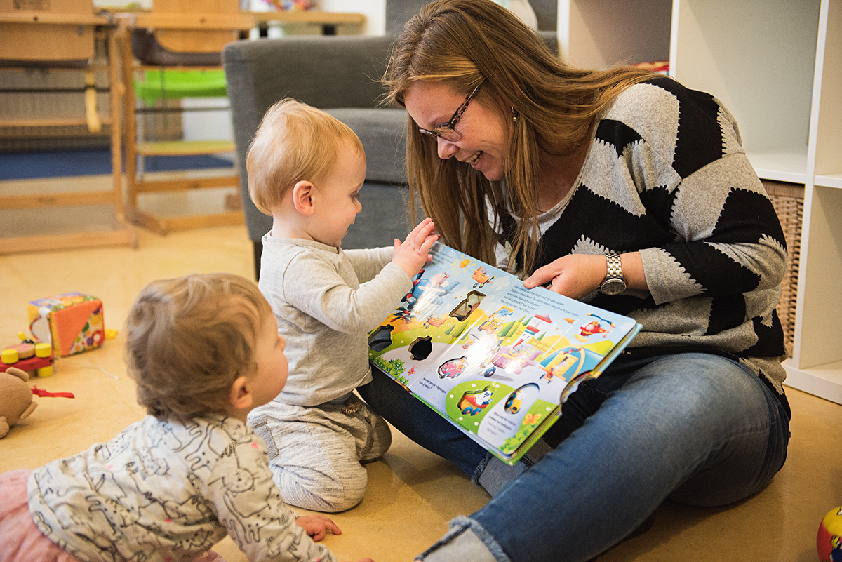 kinderen die ontdekken en leren met medewerkers op de peuteropvang van SKH kinderopvang huizen