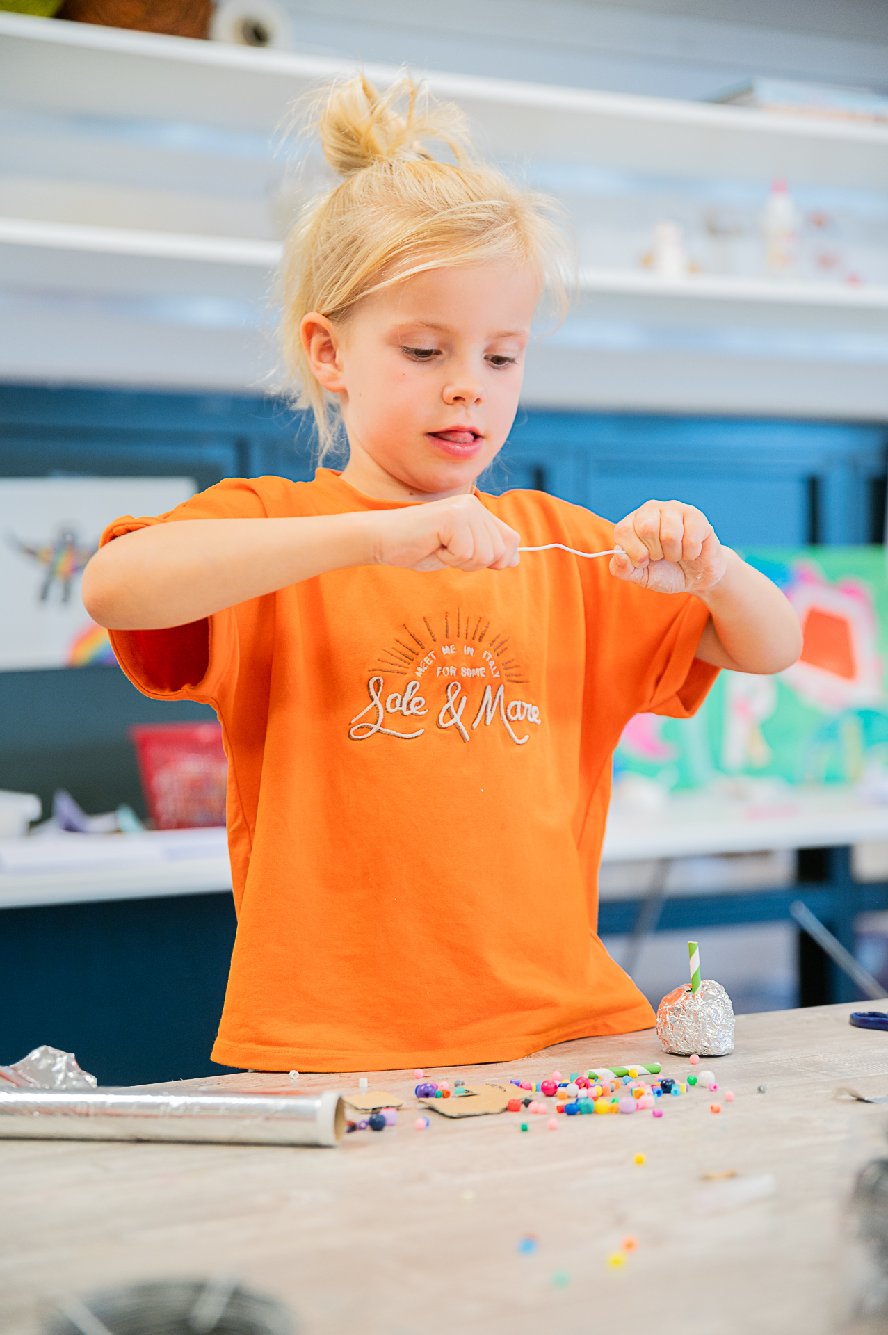 Meisje van de bso van kinderopvang huizen die mooi aan het knutselen is