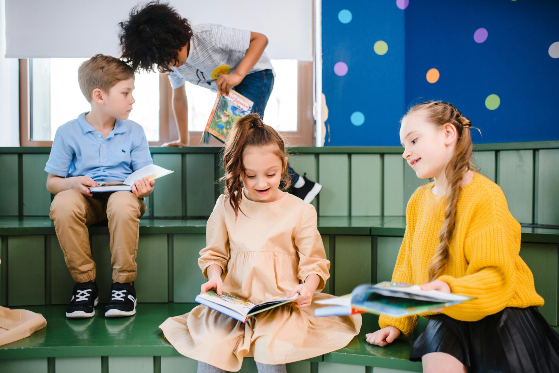 Kinderen die boeken aan het lezen zijn.