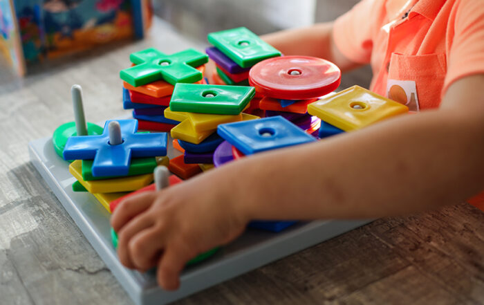 Een peuter aan het leren met speelgoed van Kinderopvang huizen