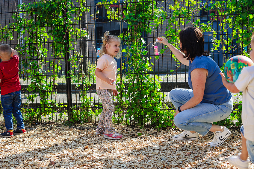 Buitenspelen in de prachtige tuin van de kindcentrum marriekolf bij kinderopvang huizen